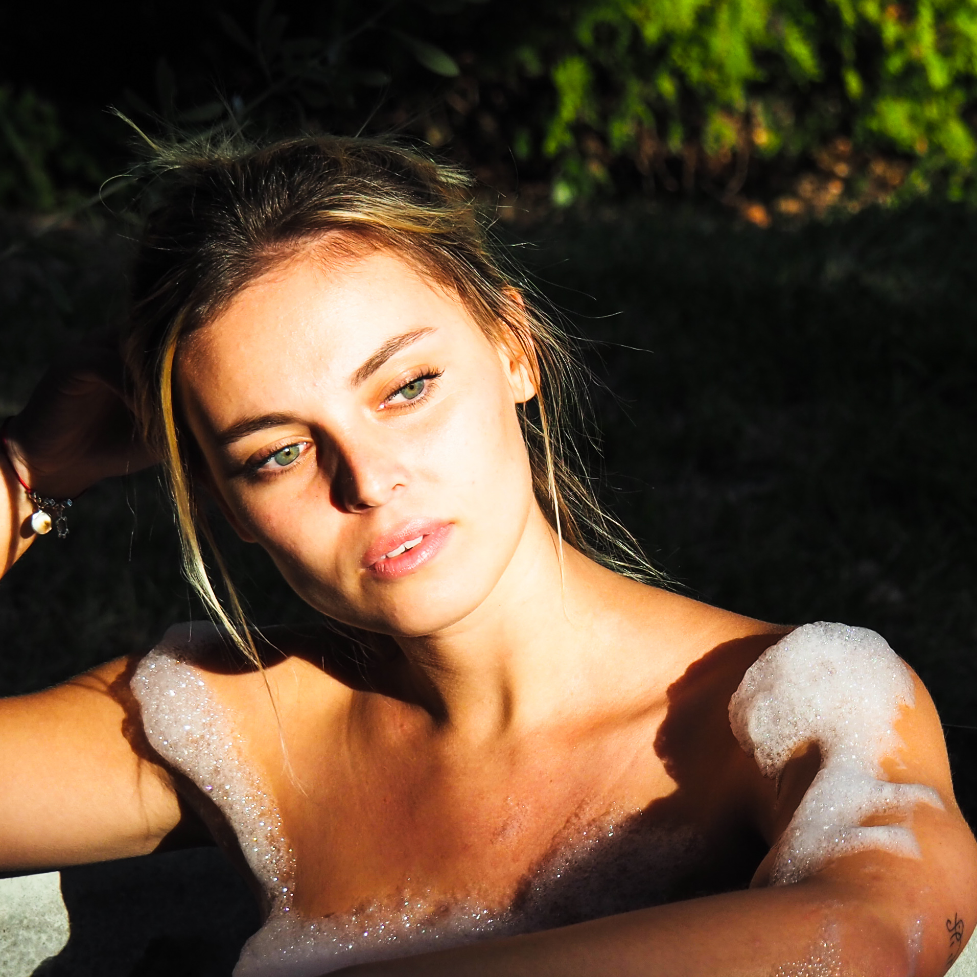 femme-baignoire-mousse Savon ou gel douche ?